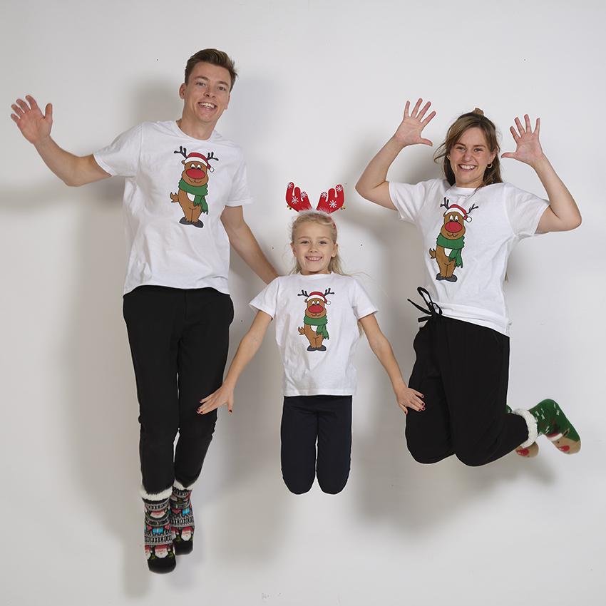 Eine Familie, die jeweils ein Weihnachts-T-Shirt trägt.
